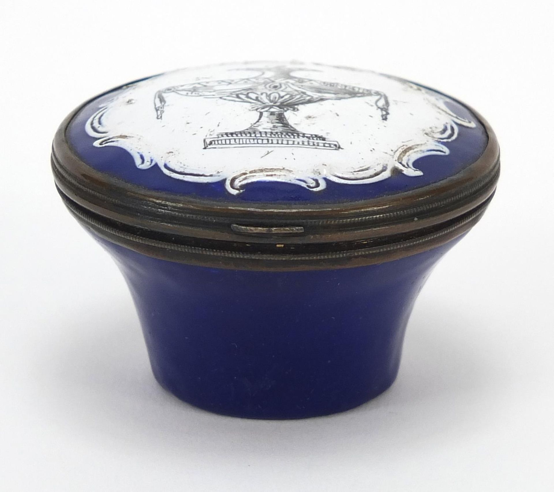 18th century Bilston enamel patch box hand painted with a classical urn, 4.5cm in diameter :