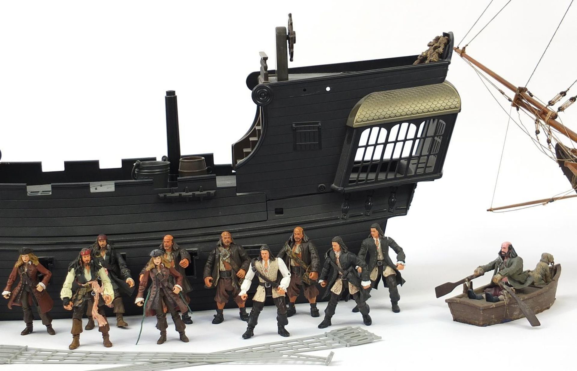 Wooden model boat and a Pirates of the Caribbean boat with action figures, the largest 88cm in - Bild 3 aus 6