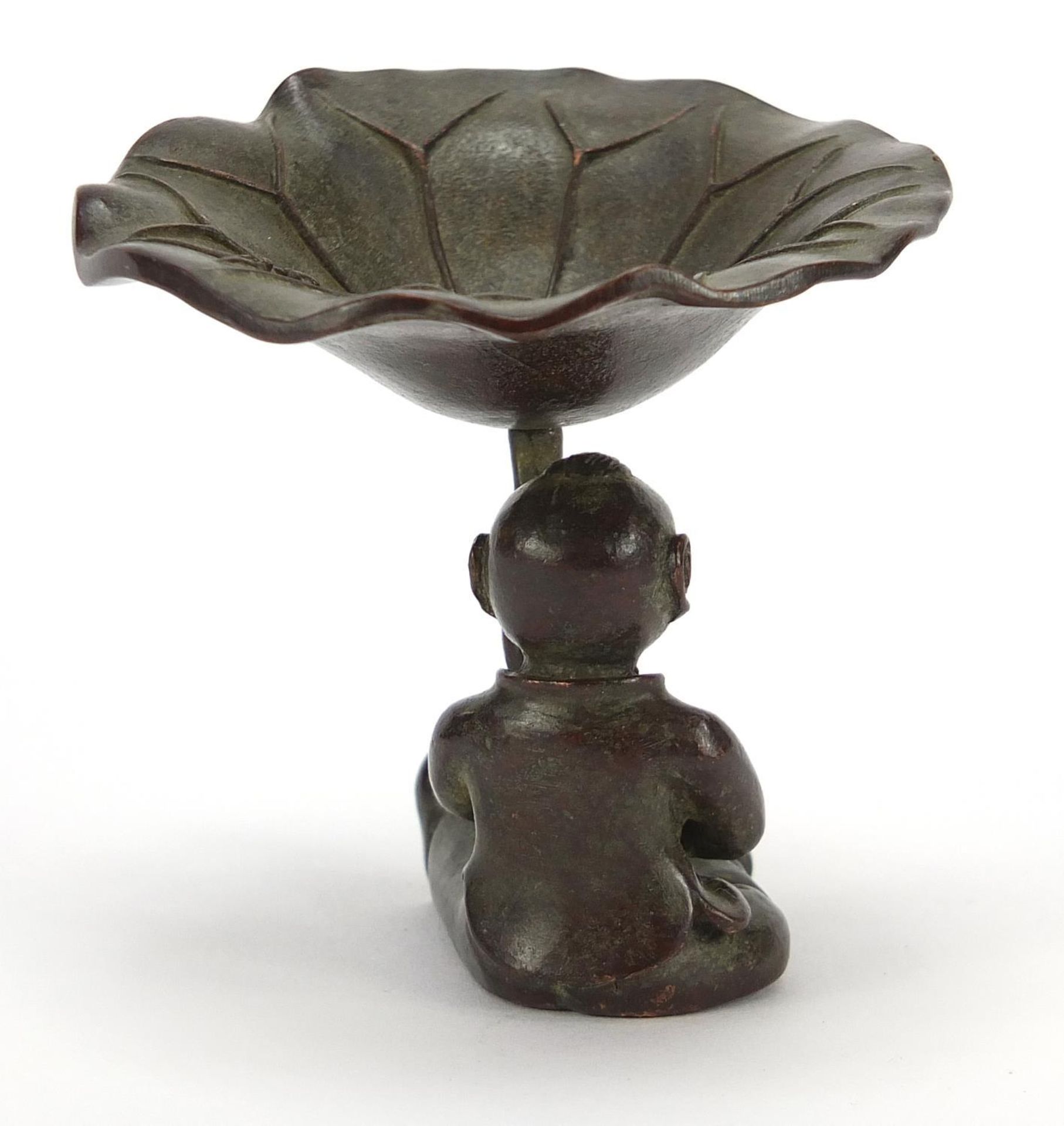 Chinese patinated bronze figure of a young boy holding a plant, 6cm high : - Bild 2 aus 3