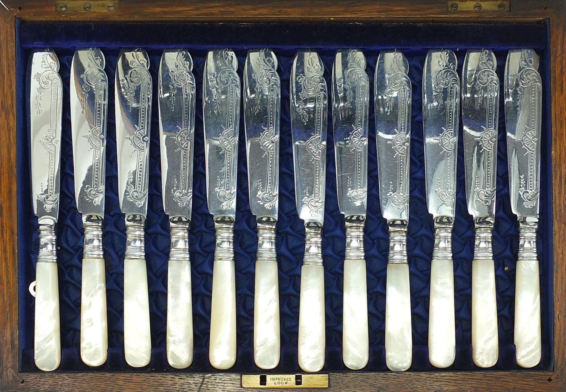 Oak twelve place canteen of silver plated fish knives and forks with mother of pearl handles, the - Image 3 of 6