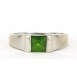 9ct white gold peridot ring, size M, 2.0g :