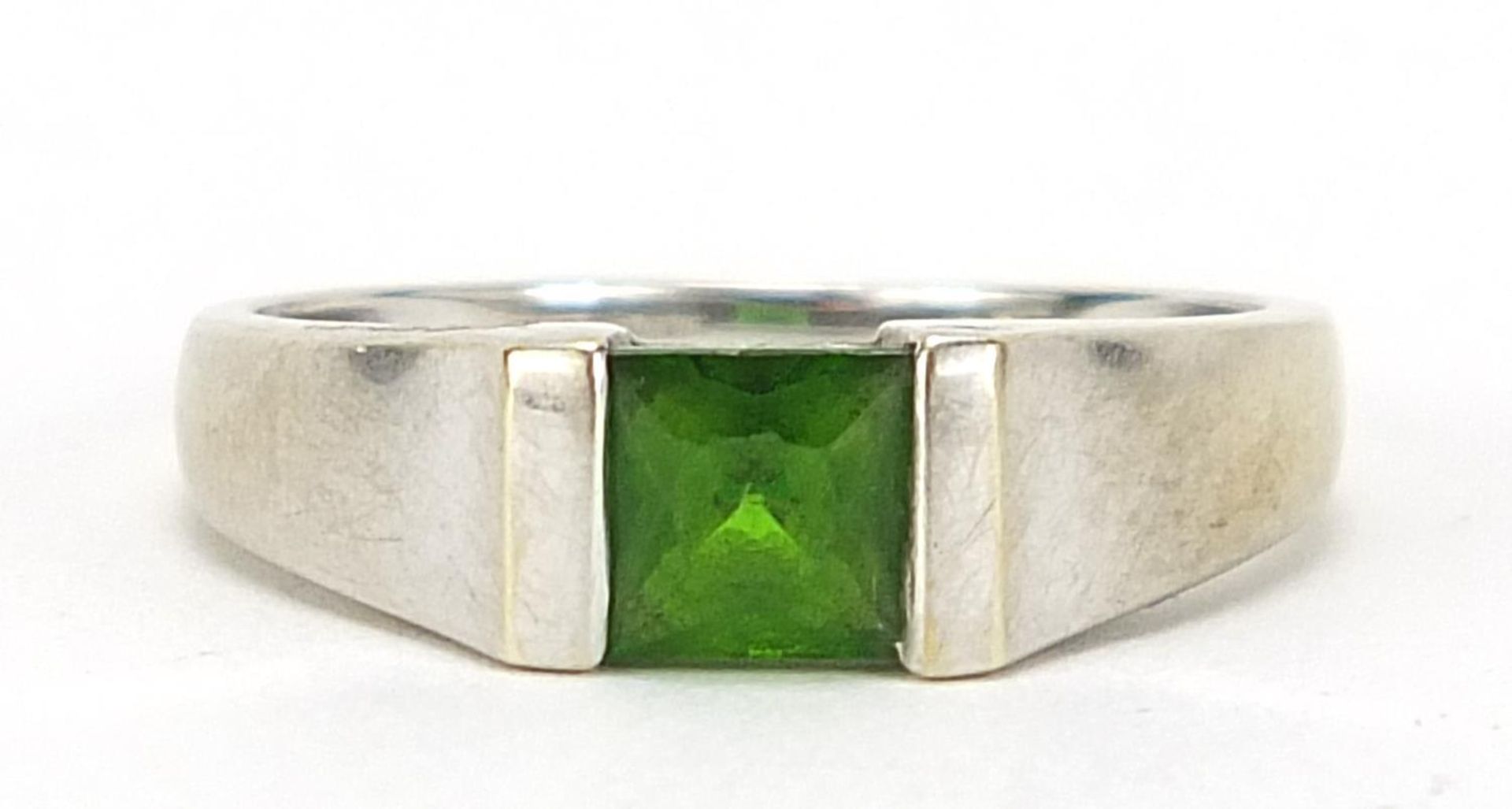 9ct white gold peridot ring, size M, 2.0g :