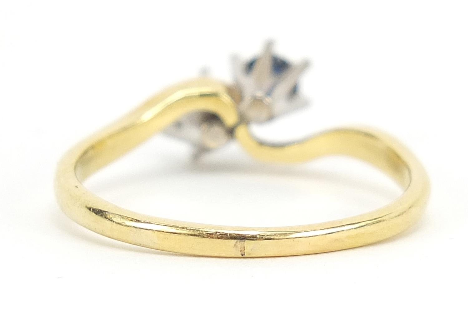 18ct gold diamond and sapphire crossover ring, the diamond approximately 3.5mm in diameter, size - Image 3 of 4