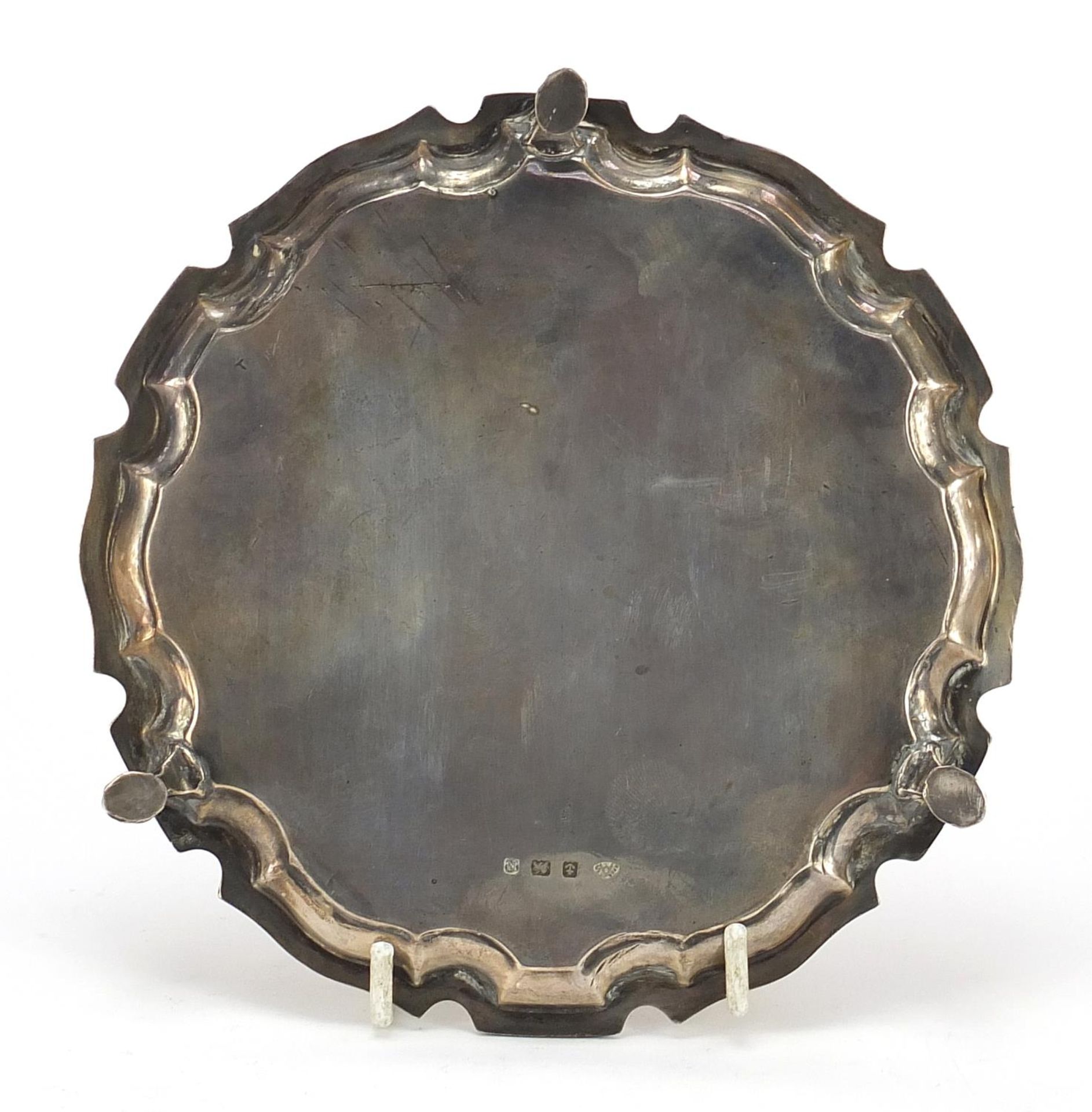 Adie Brothers Ltd, George VI circular three footed salver raised on three hoof feet, Birmingham - Bild 3 aus 4