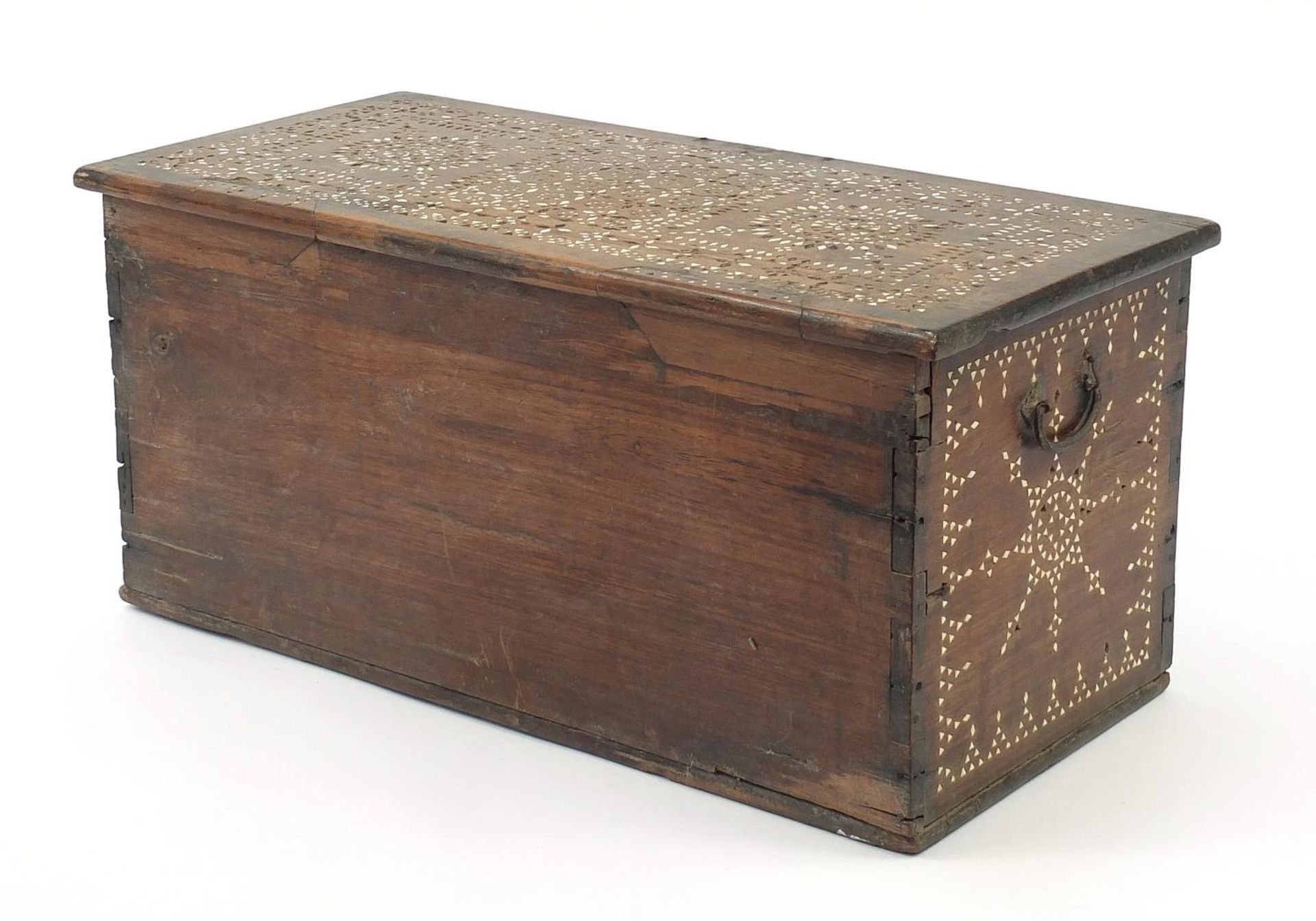 Antique Anglo Indian chest with mother of pearl inlay and iron mounts, 29cm H x 52.5cm W x 30cm D : - Image 3 of 4
