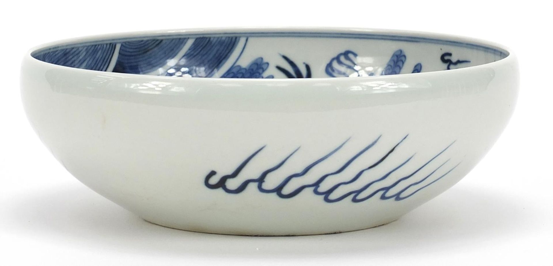 Chinese blue and white porcelain bowl hand painted with a dragon amongst clouds above waves, blue - Bild 5 aus 9