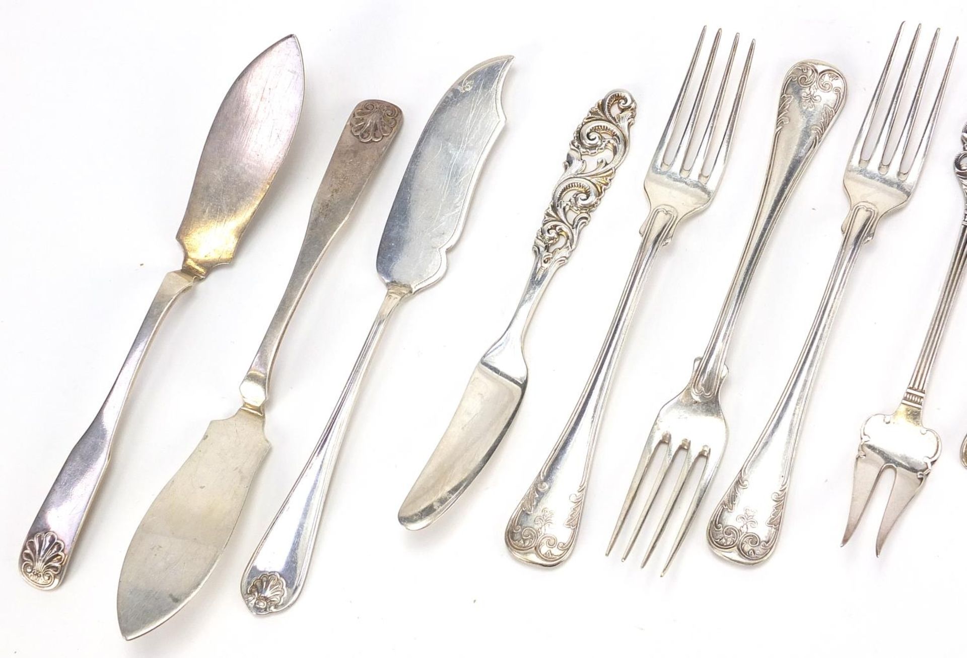 Scandinavian silver and white metal cutlery including a spoon by Broden Lohne and knives by Marius - Bild 2 aus 4