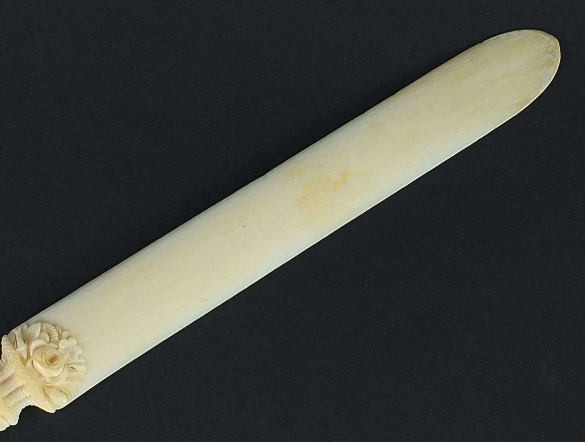Victorian carved ivory page turner finely carved with foliage, 24.5cm in length :For Further - Bild 6 aus 8