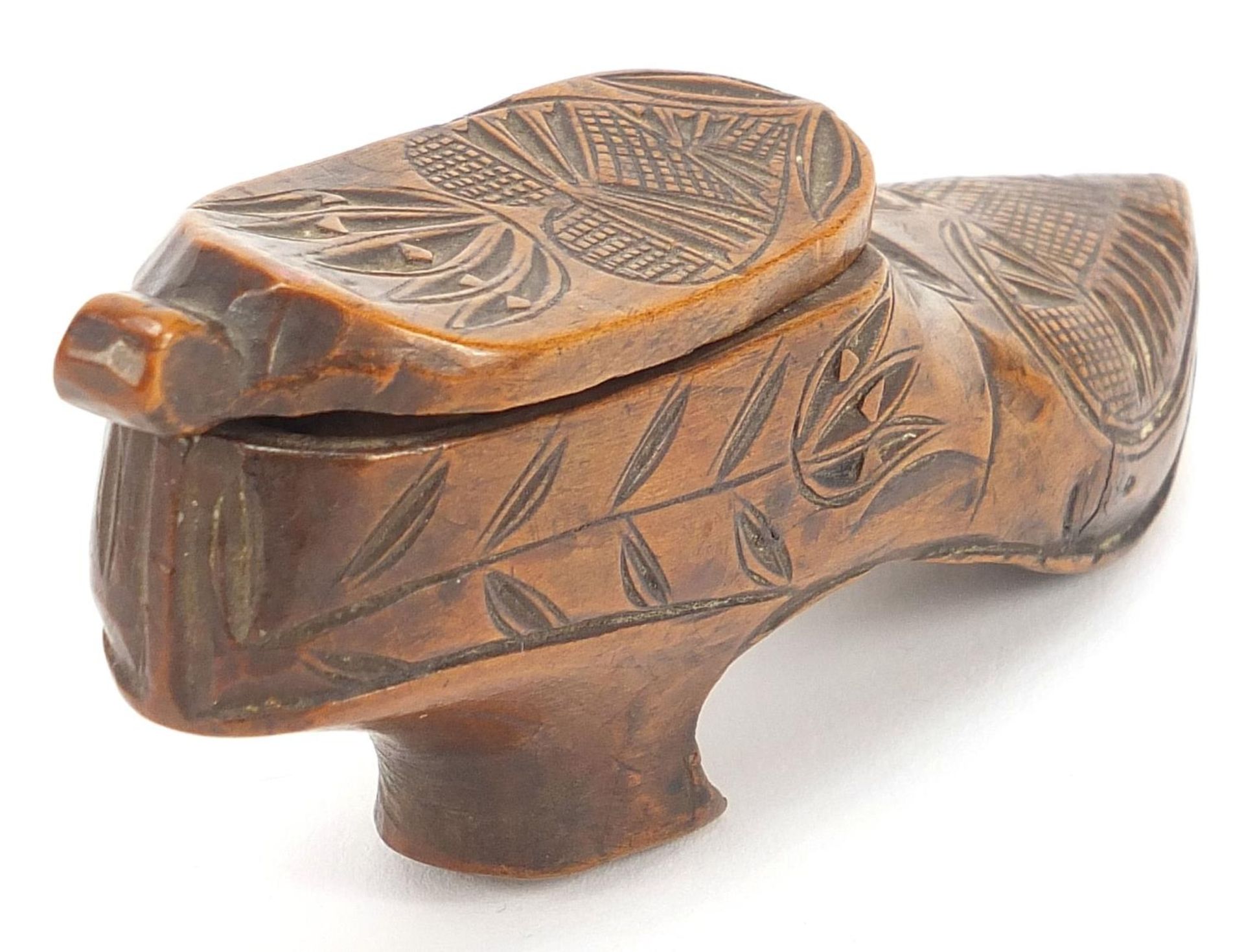 Antique Scandinavian design carved treen shoe design snuff box, 10cm in length :For Further - Bild 2 aus 3