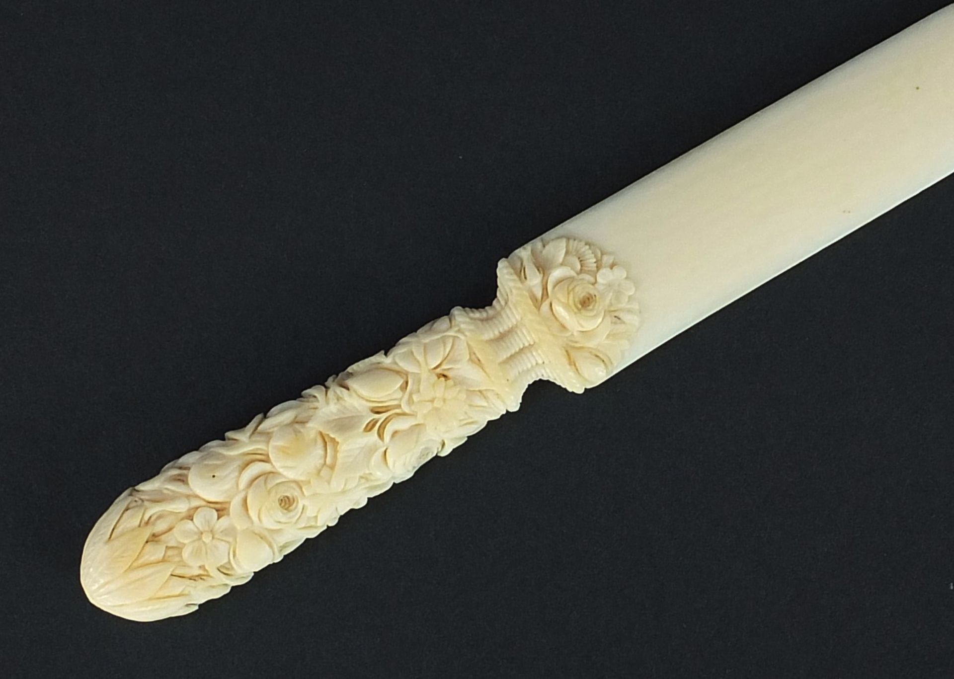 Victorian carved ivory page turner finely carved with foliage, 24.5cm in length :For Further - Bild 5 aus 8