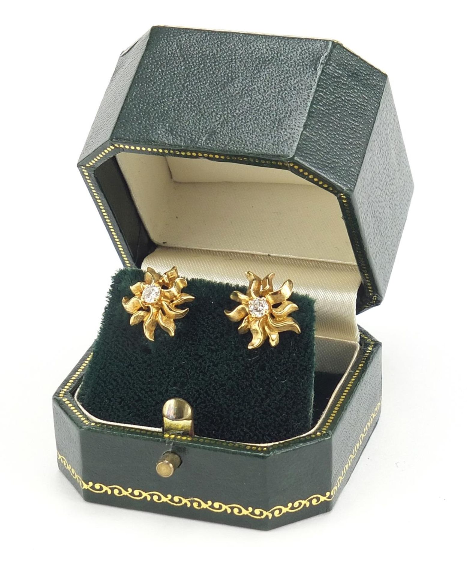 John Donald, pair of Modernist 18ct gold diamond solitaire stud earrings housed in a John Donald - Bild 3 aus 4