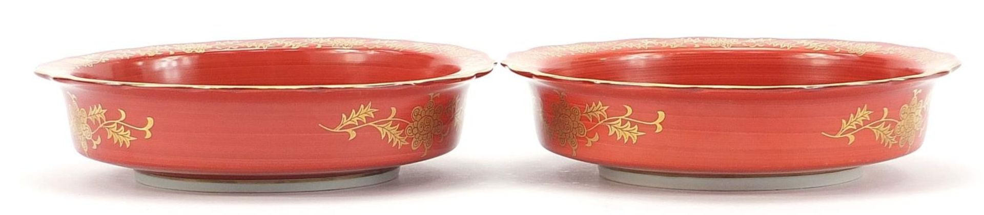 Pair of Japanese iron red ground porcelain dishes hand painted and gilded with flowers, each with - Bild 5 aus 7