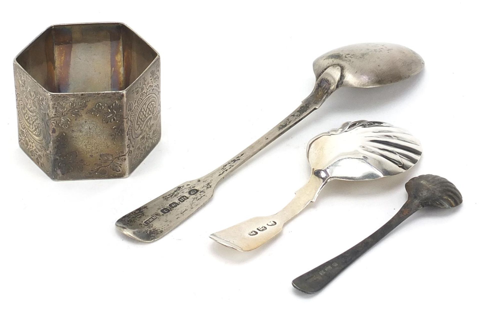Silver items including a Georgian caddy spoon with shell shaped bowl and a heavy hexagonal napkin - Bild 2 aus 4