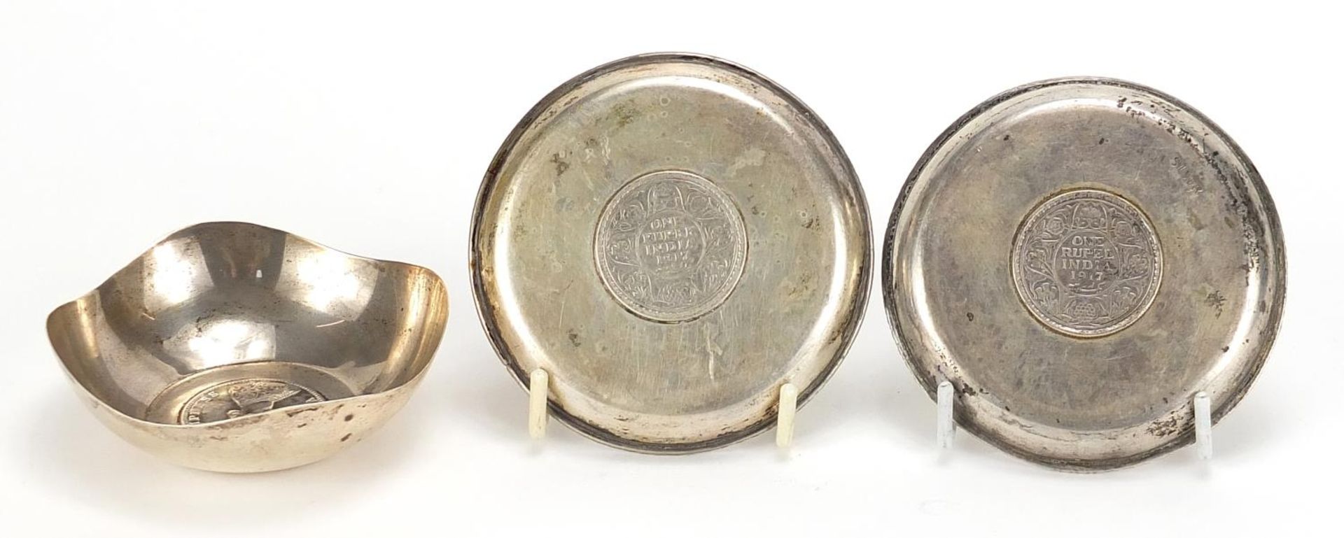 Three Indian silver one rupee coin set dishes comprising 1901, 1917 and 1917, the largest 8.5cm in - Bild 4 aus 5