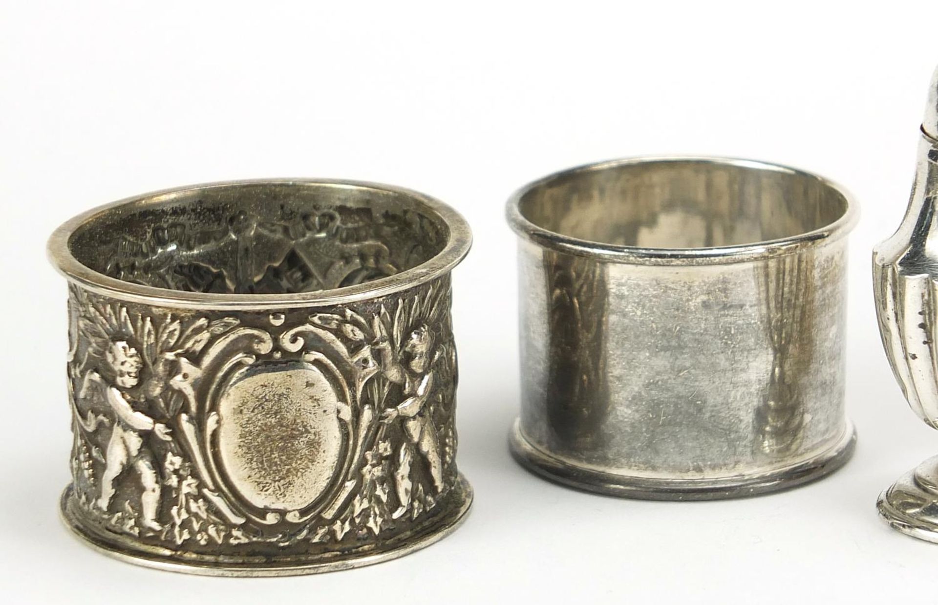 Victorian and later silver objects including a napkin ring embossed with Putti and miniature - Bild 2 aus 7