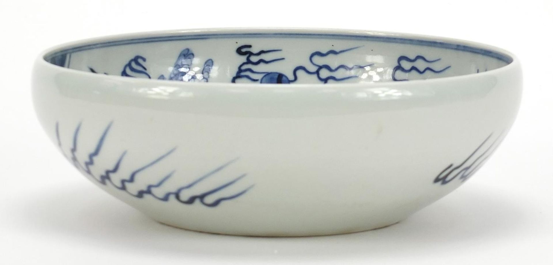 Chinese blue and white porcelain bowl hand painted with a dragon amongst clouds above waves, blue - Bild 6 aus 9