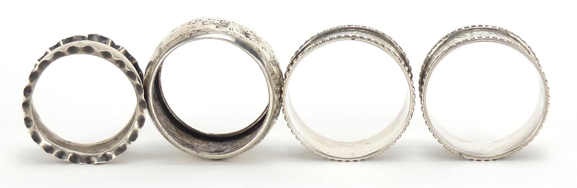 Four Victorian and later silver napkin rings including a pair by Thomas Hayes, Birmingham 1905, - Bild 6 aus 6