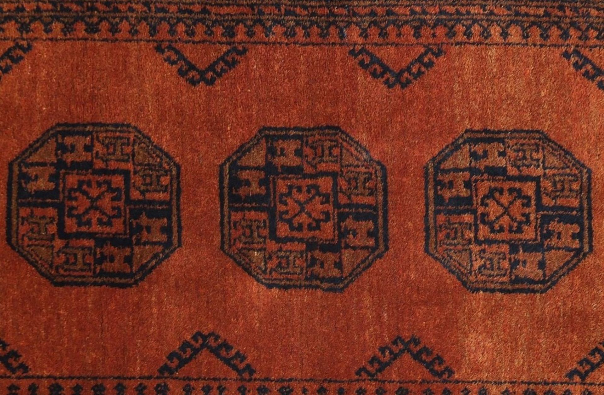 Rectangular Persian orange ground rug having all over geometric design, 148cm x 107cm :For Further - Bild 2 aus 4