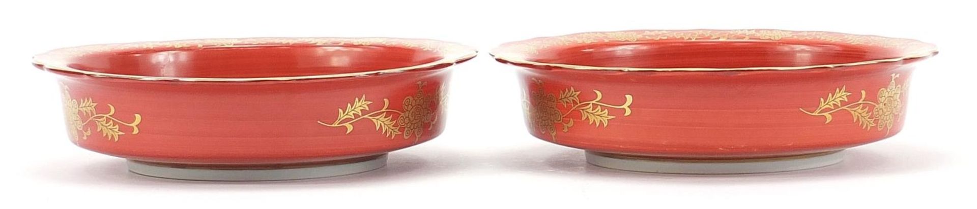 Pair of Japanese iron red ground porcelain dishes hand painted and gilded with flowers, each with - Bild 3 aus 7