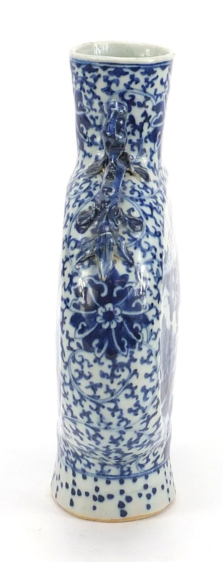 Chinese blue and white porcelain moon flask with handles, hand painted with figures, boats and - Bild 5 aus 8