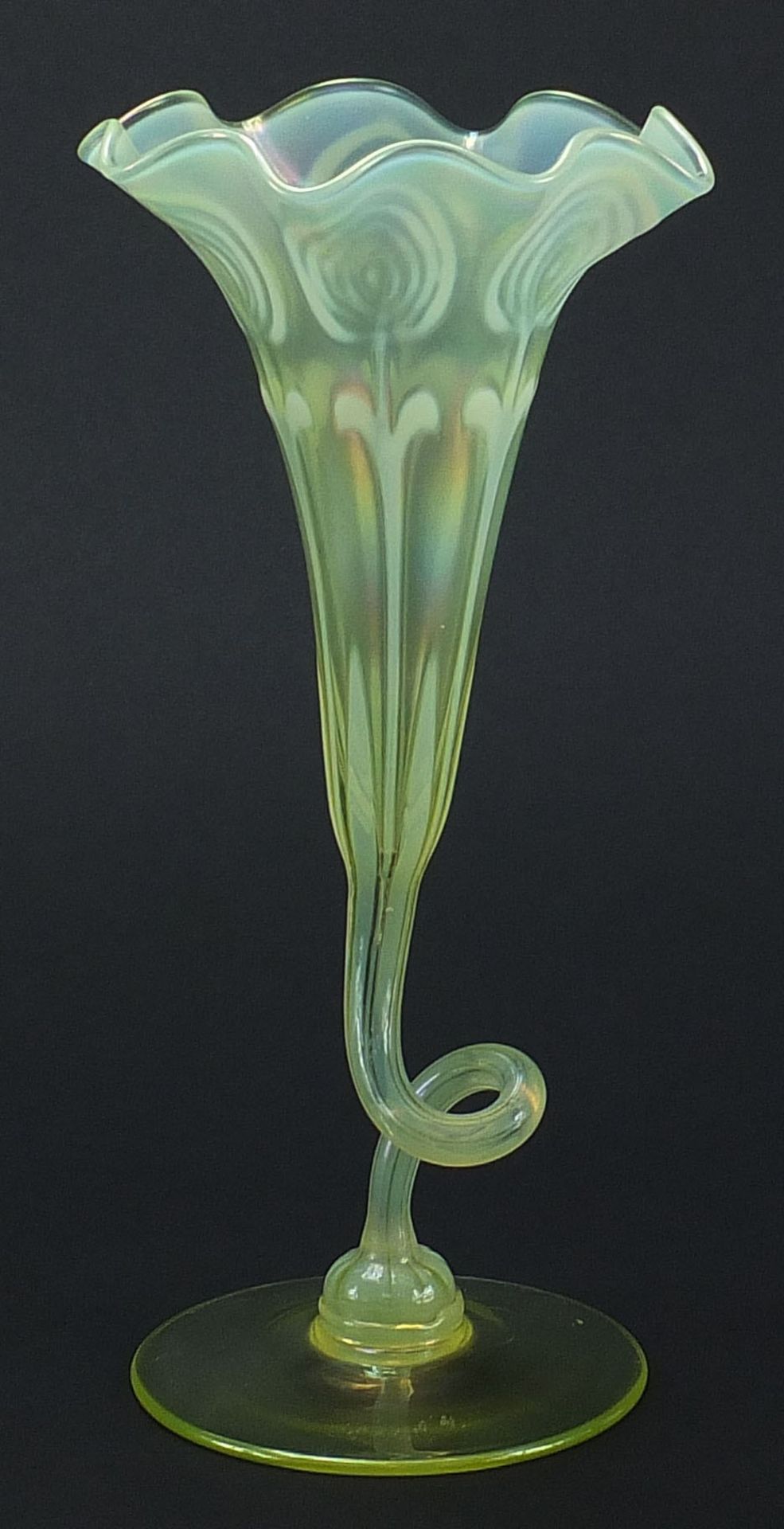 Attributed to James Powell & Sons, large Art Nouveau vaseline glass floriform vase, 26cm high :For - Bild 2 aus 4