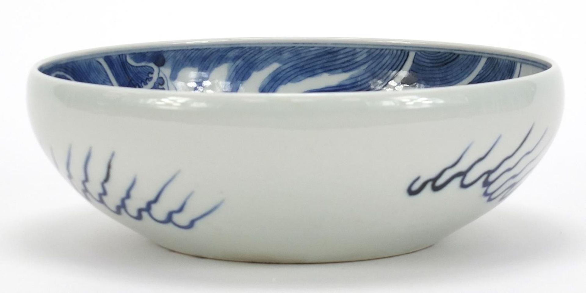Chinese blue and white porcelain bowl hand painted with a dragon amongst clouds above waves, blue - Bild 4 aus 9