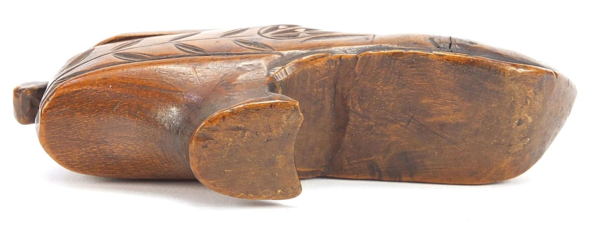 Antique Scandinavian design carved treen shoe design snuff box, 10cm in length :For Further - Bild 3 aus 3