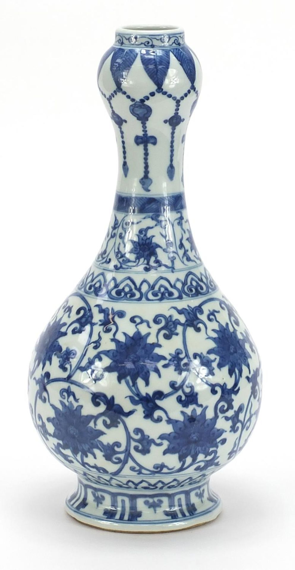 Chinese blue and white porcelain garlic head vase hand painted with flower heads amongst scrolling - Bild 4 aus 7