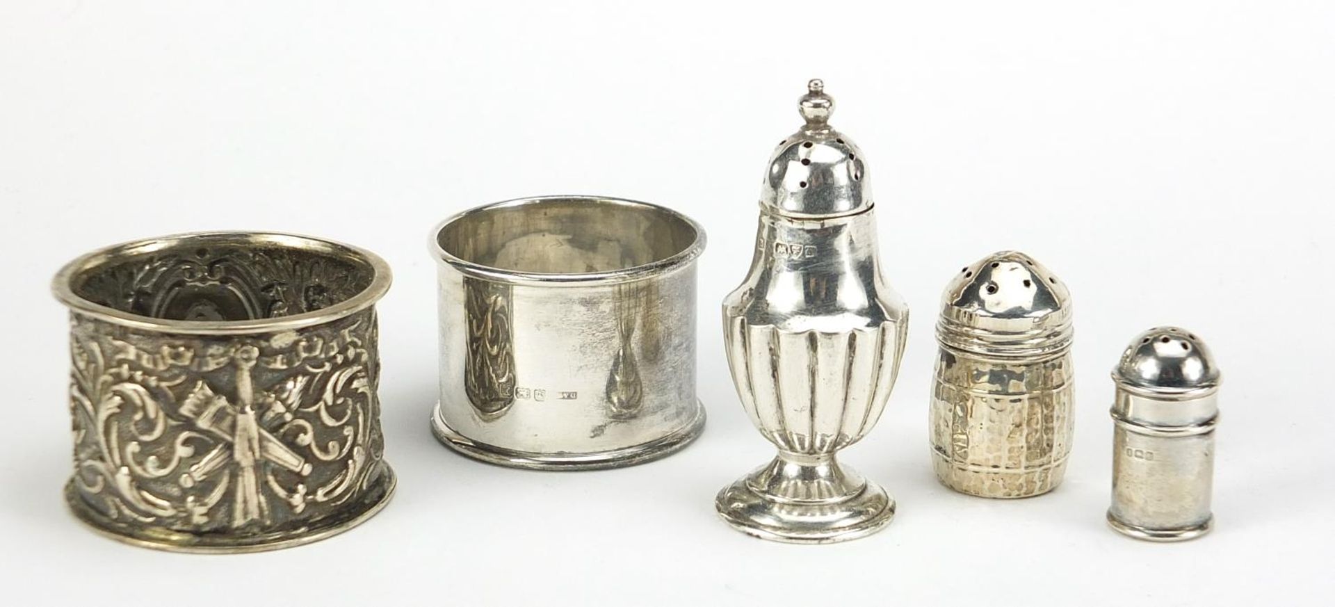 Victorian and later silver objects including a napkin ring embossed with Putti and miniature - Bild 4 aus 7