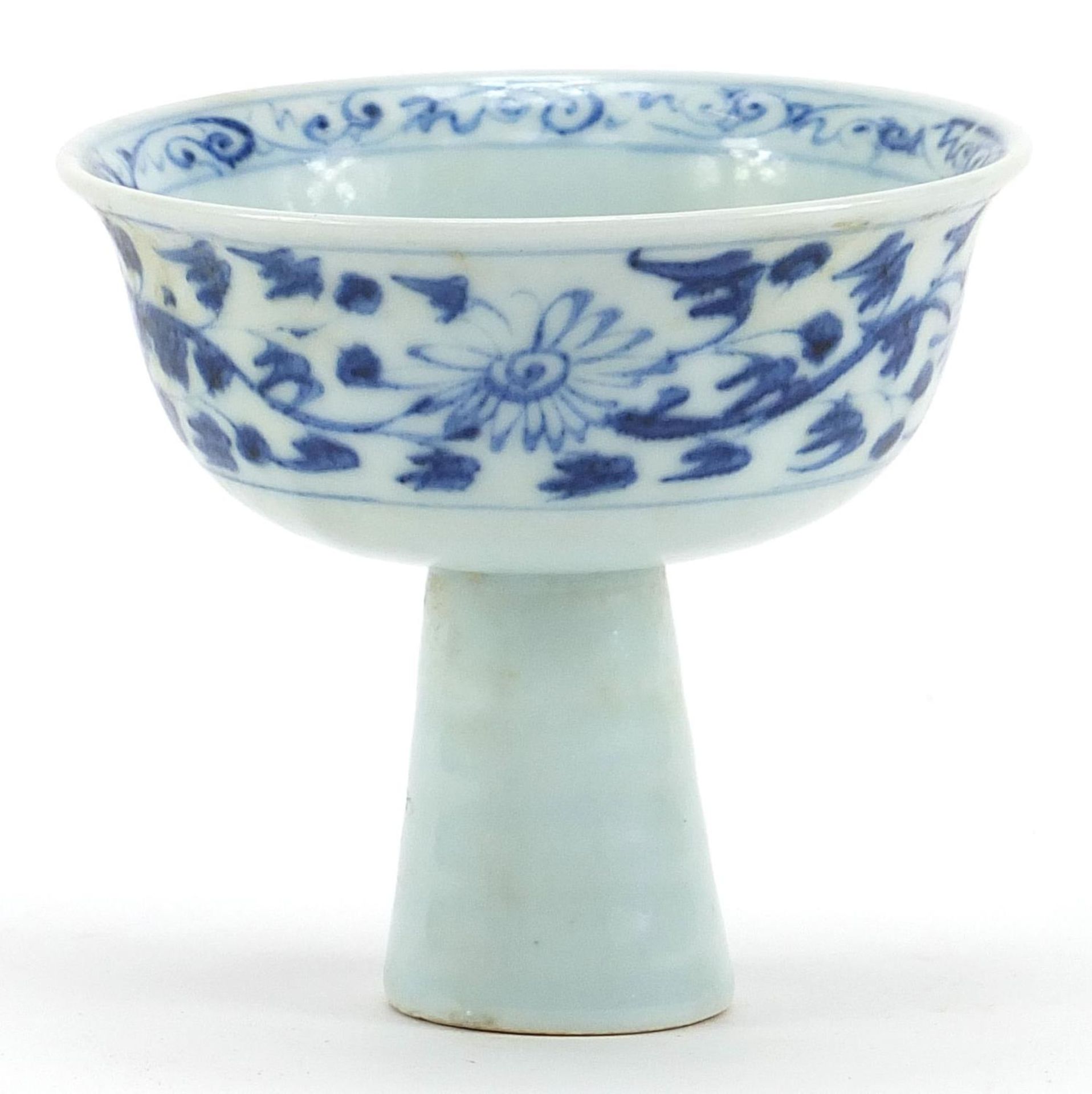 Chinese blue and white porcelain stem bowl hand painted with flowers, 9cm high x 10cm in diameter : - Bild 3 aus 7