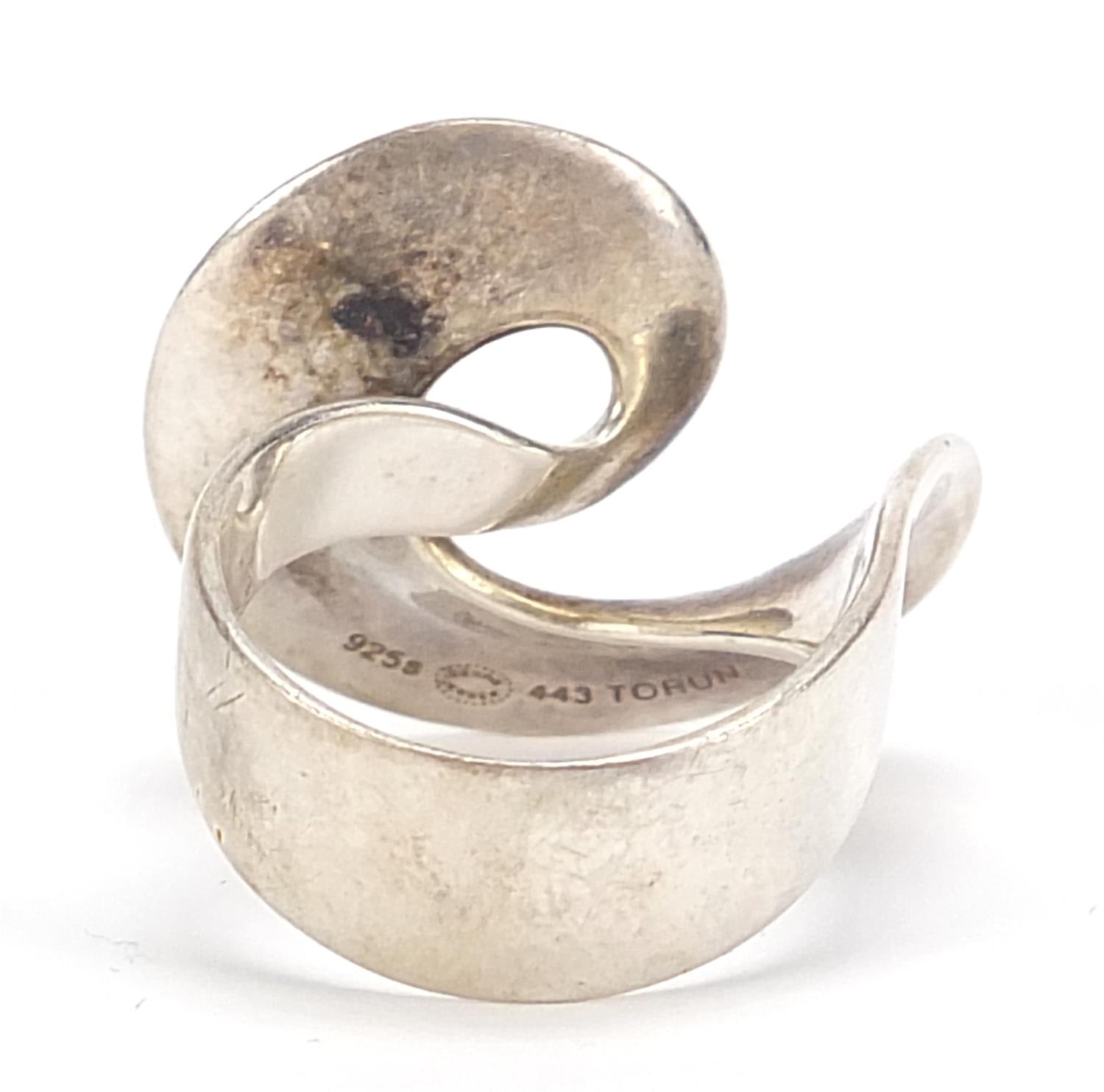 Viviana Torun Bulow-Hube for Georg Jensen, Danish 925S silver ring, number 443 with box, size N, 9. - Image 4 of 7
