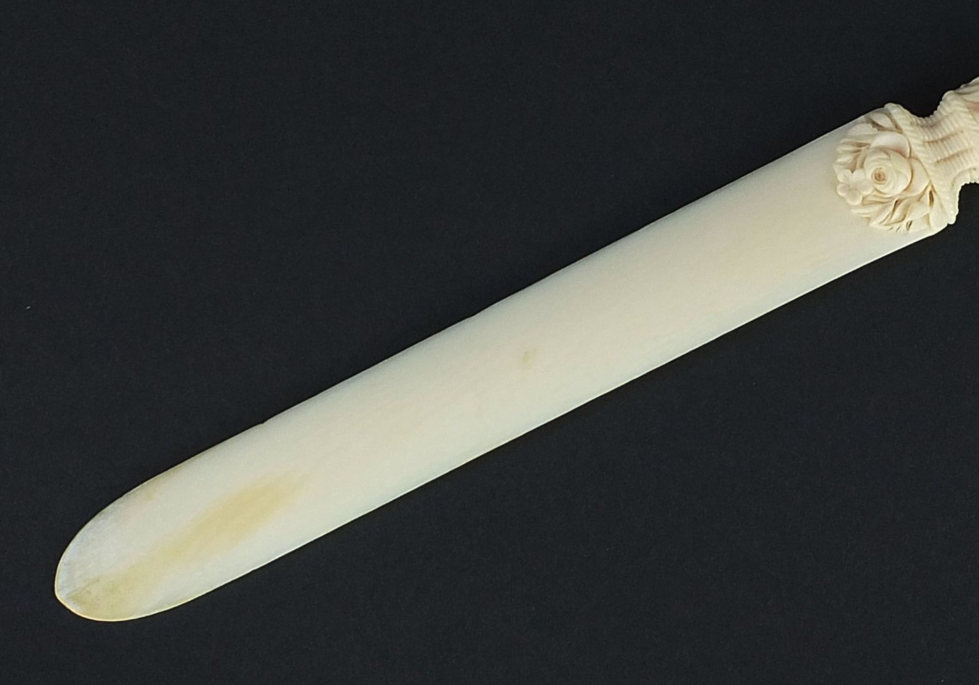 Victorian carved ivory page turner finely carved with foliage, 24.5cm in length :For Further - Bild 2 aus 8