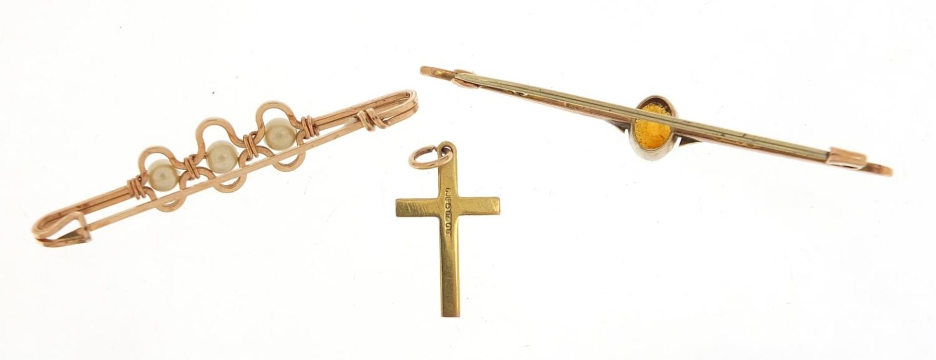 9ct gold citrine and pearl bar brooch, 9ct gold cross pendant and a gold coloured wire brooch, the - Image 2 of 4