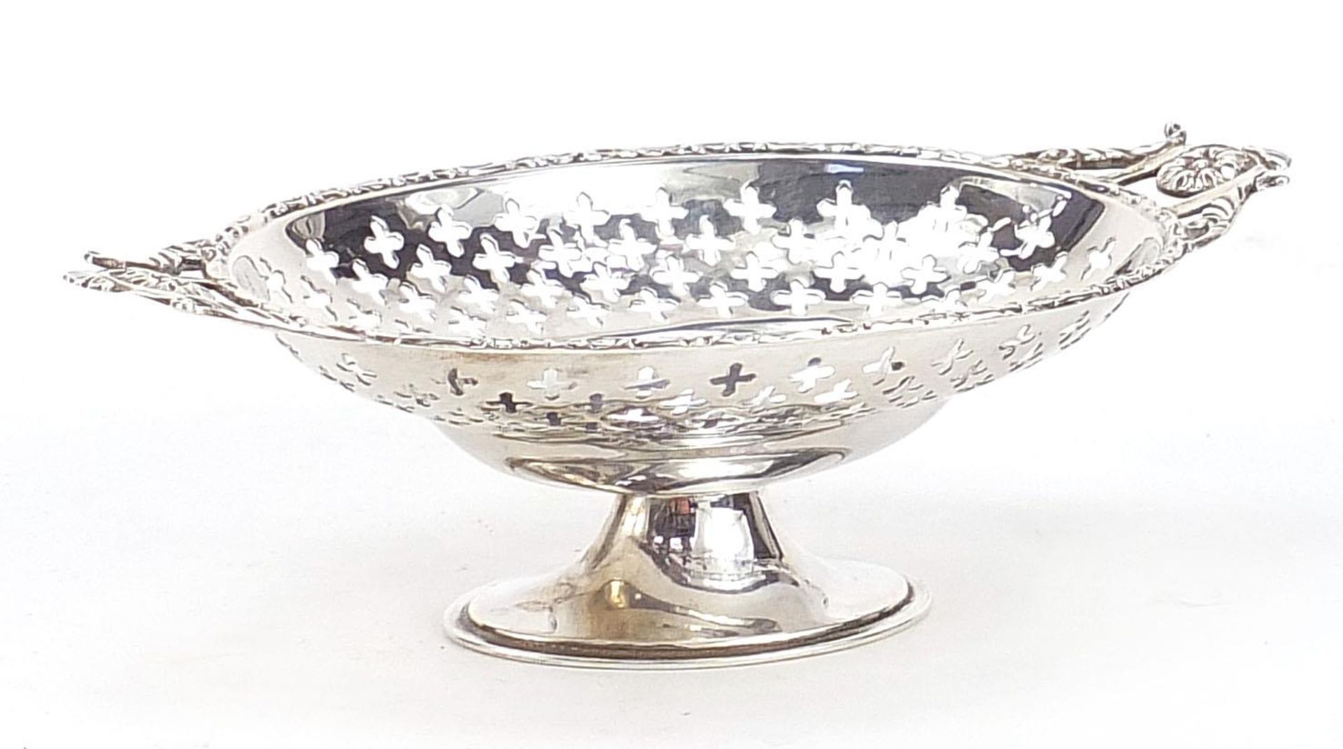 Lee & Wigfull, Edward VII silver pedestal bonbon dish with twin handles, Sheffield 1909, 16cm