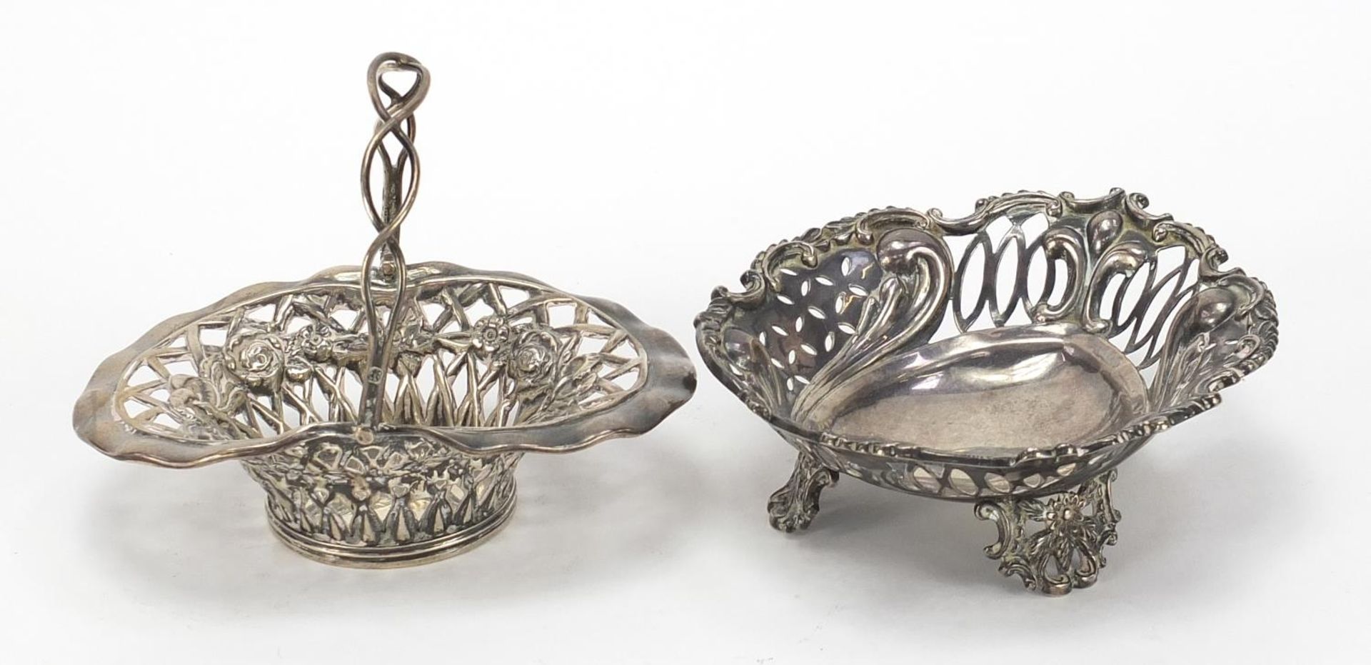 Victorian silver basket with swing handle and a bonbon dish raised on three feet, the basket by - Bild 2 aus 4