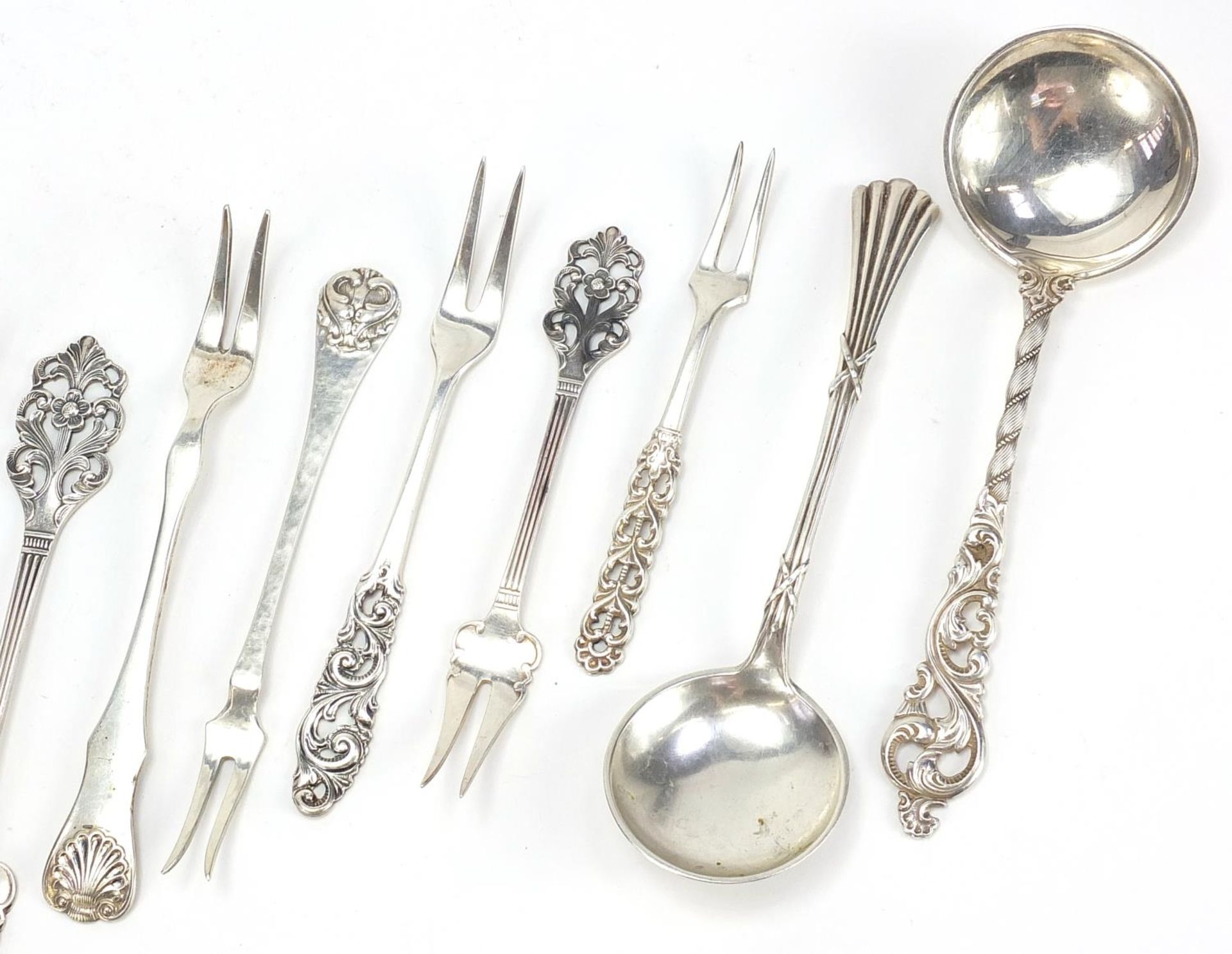 Scandinavian silver and white metal cutlery including a spoon by Broden Lohne and knives by Marius - Bild 3 aus 4