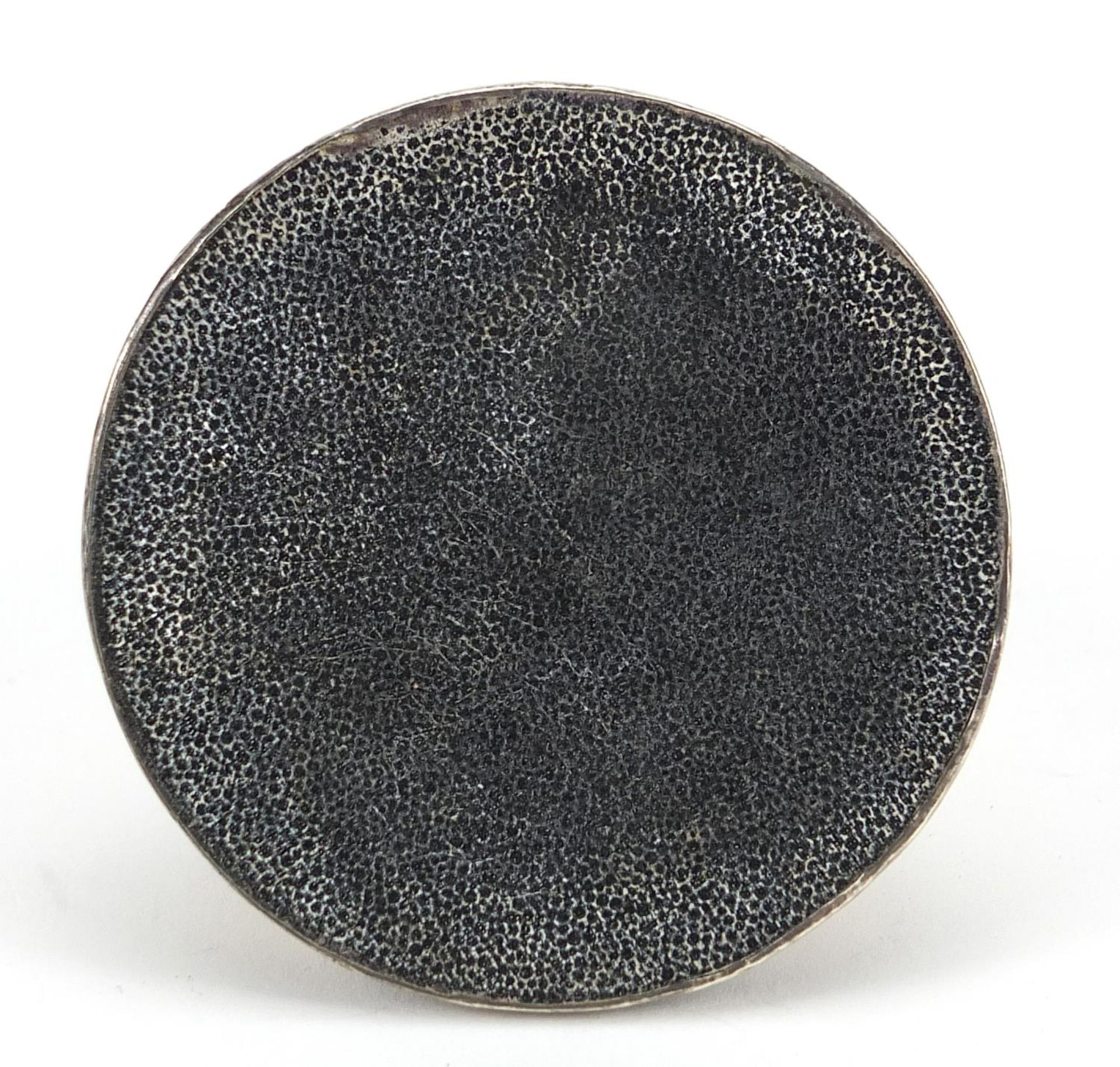 M Emmanuel, Edward VII silver inkwell with hinged lid, Birmingham 1910, 6.5cm in diameter, 168.2g : - Image 7 of 7