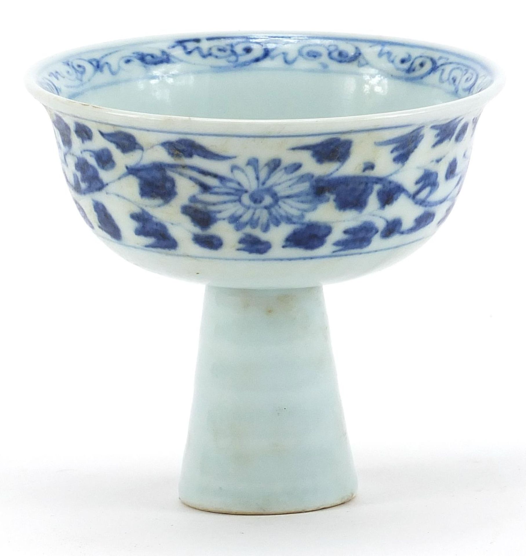 Chinese blue and white porcelain stem bowl hand painted with flowers, 9cm high x 10cm in diameter : - Bild 2 aus 7