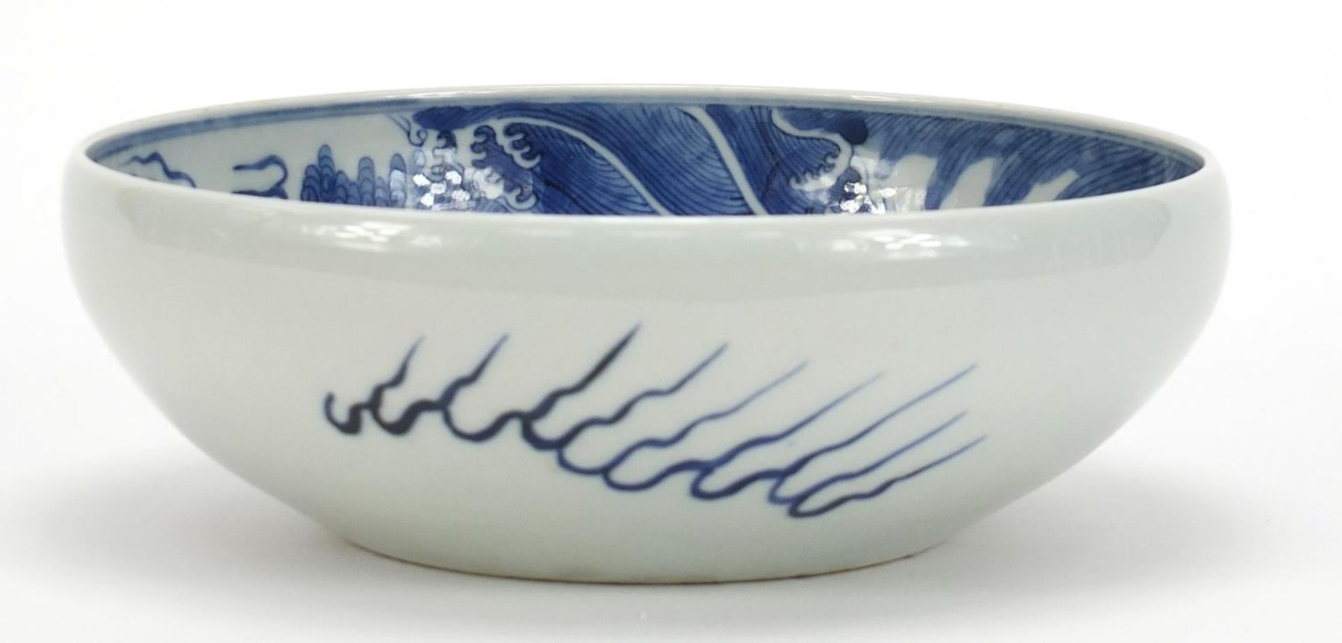 Chinese blue and white porcelain bowl hand painted with a dragon amongst clouds above waves, blue - Bild 3 aus 9