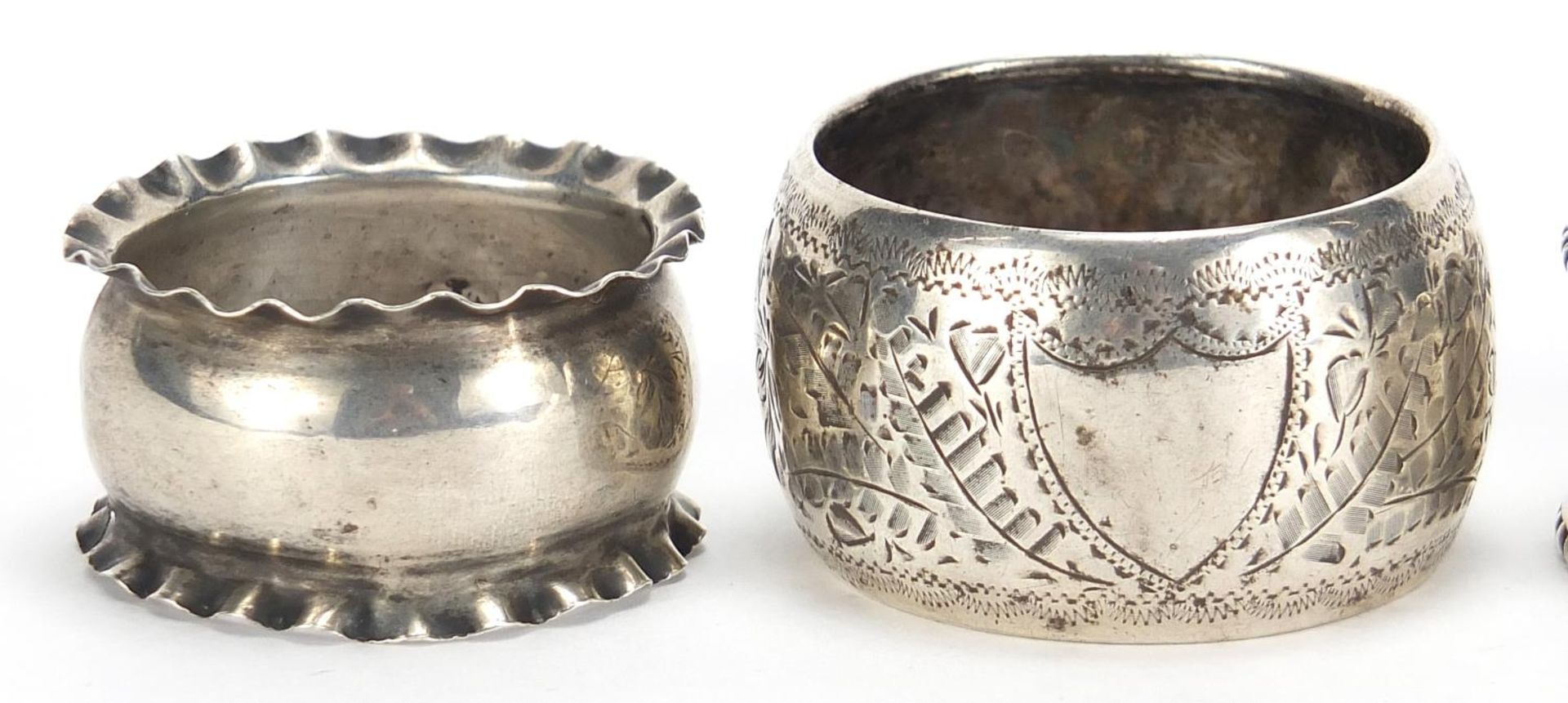 Four Victorian and later silver napkin rings including a pair by Thomas Hayes, Birmingham 1905, - Bild 2 aus 6