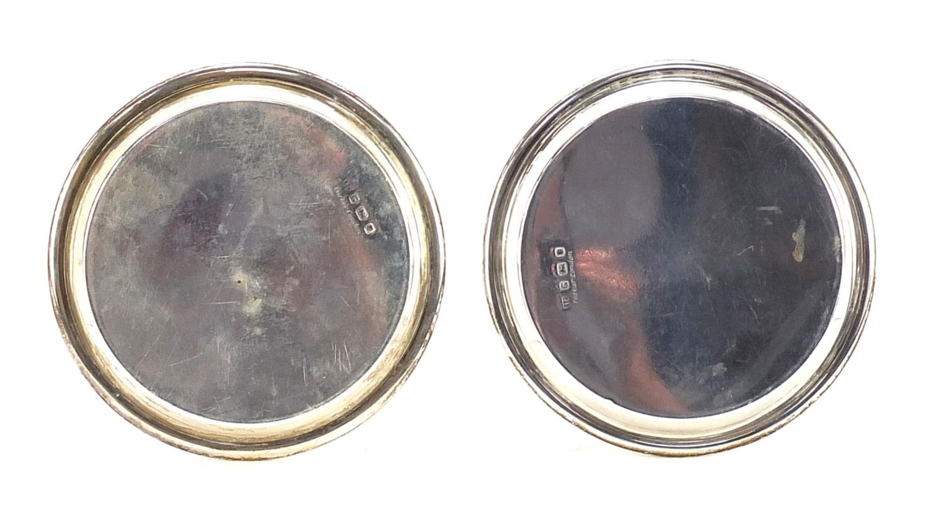 Cartier, pair of circular silver dishes hallmarked London 1942, 7.5cm in diameter, 63.0g :For - Bild 2 aus 3