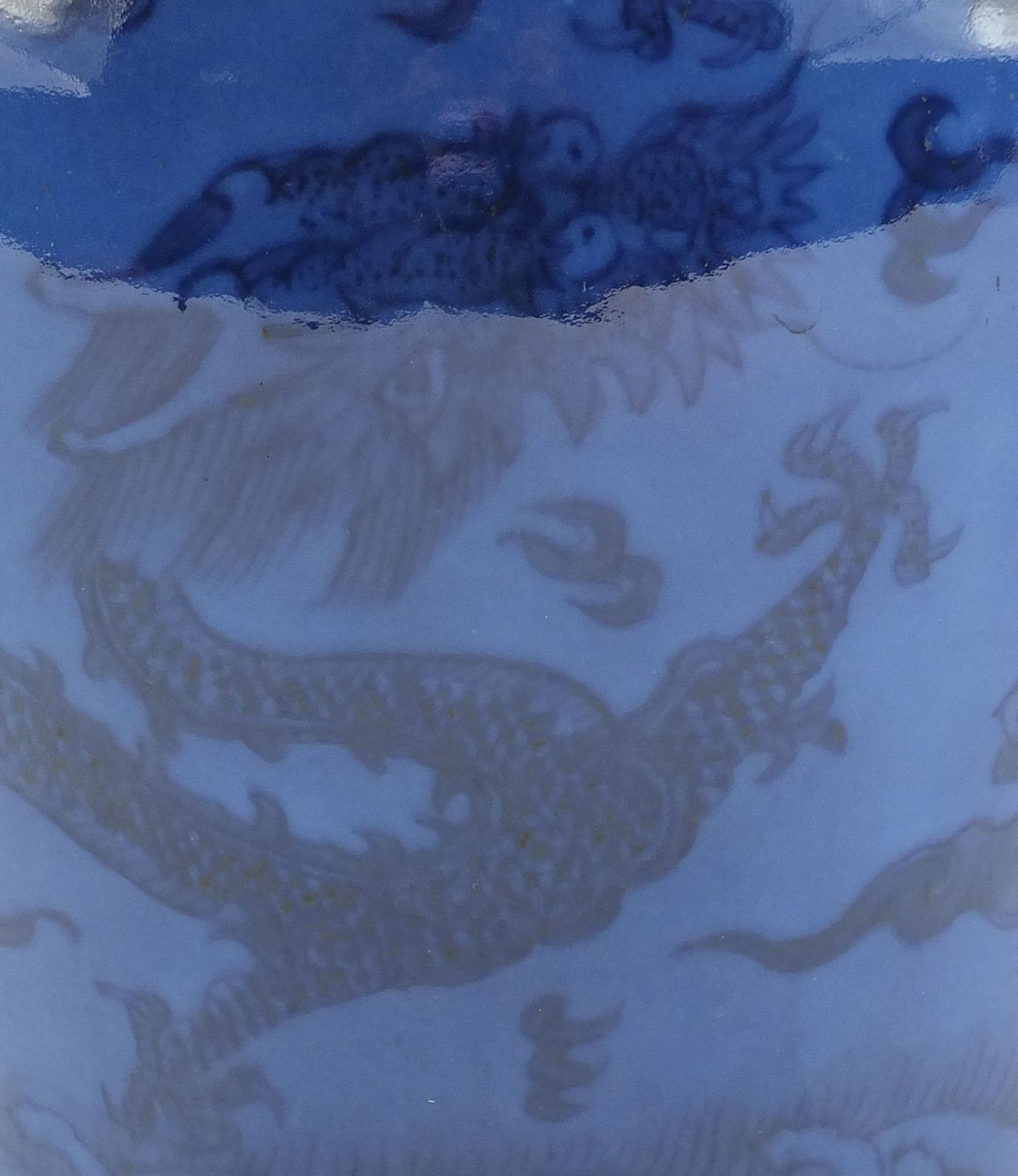 Chinese monochrome porcelain vase with ears hand painted with two dragons chasing a flaming pearl - Bild 7 aus 10