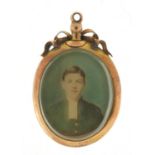 Edwardian 9ct gold open locket with bevelled glass, hallmarked Chester 1905, 3.5cm high, 7.5g :For