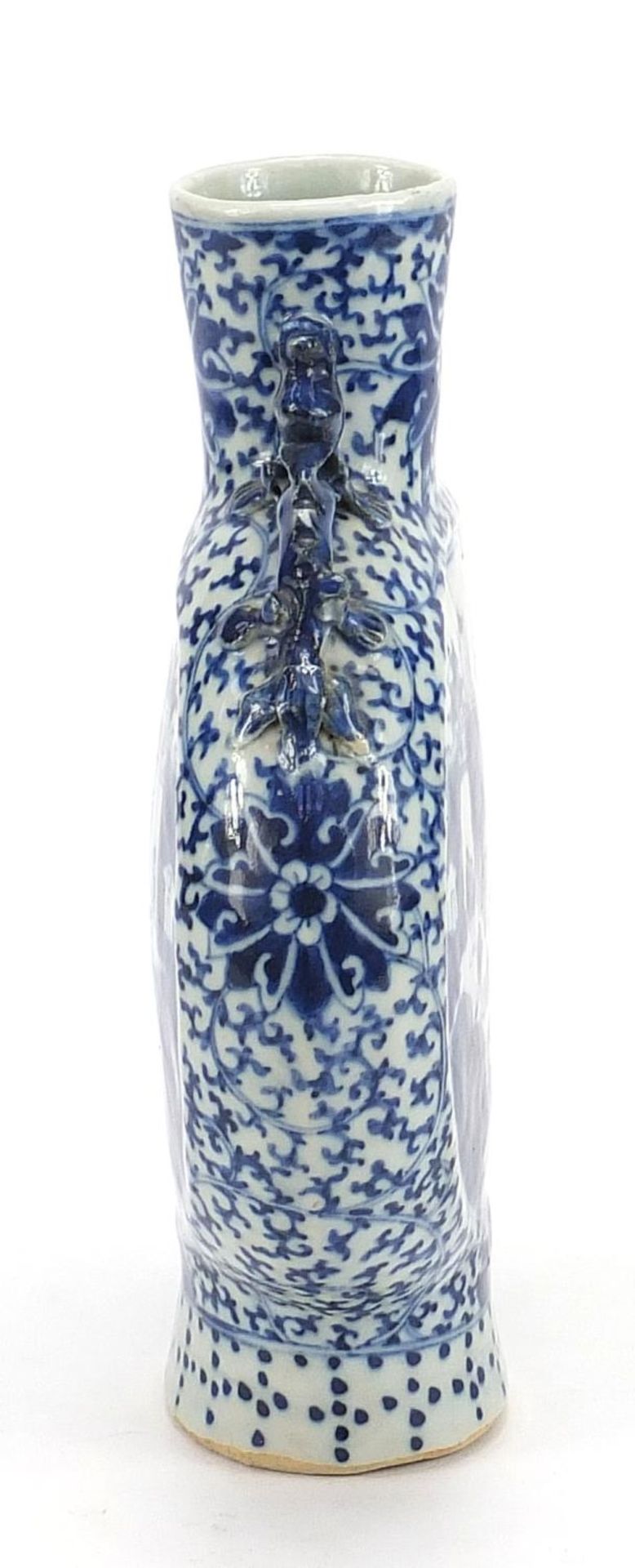 Chinese blue and white porcelain moon flask with handles, hand painted with figures, boats and - Image 3 of 8