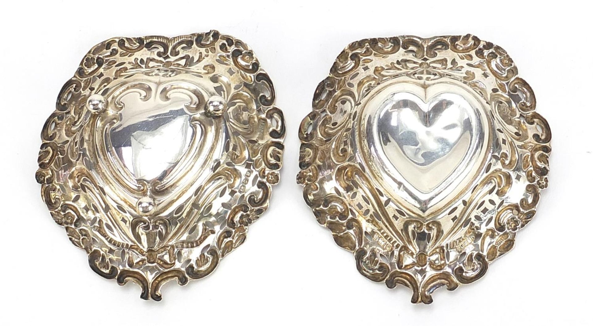 M Bros, two Victorian silver love heart dishes, pierced and embossed with swags and bows, Birmingham - Bild 4 aus 5