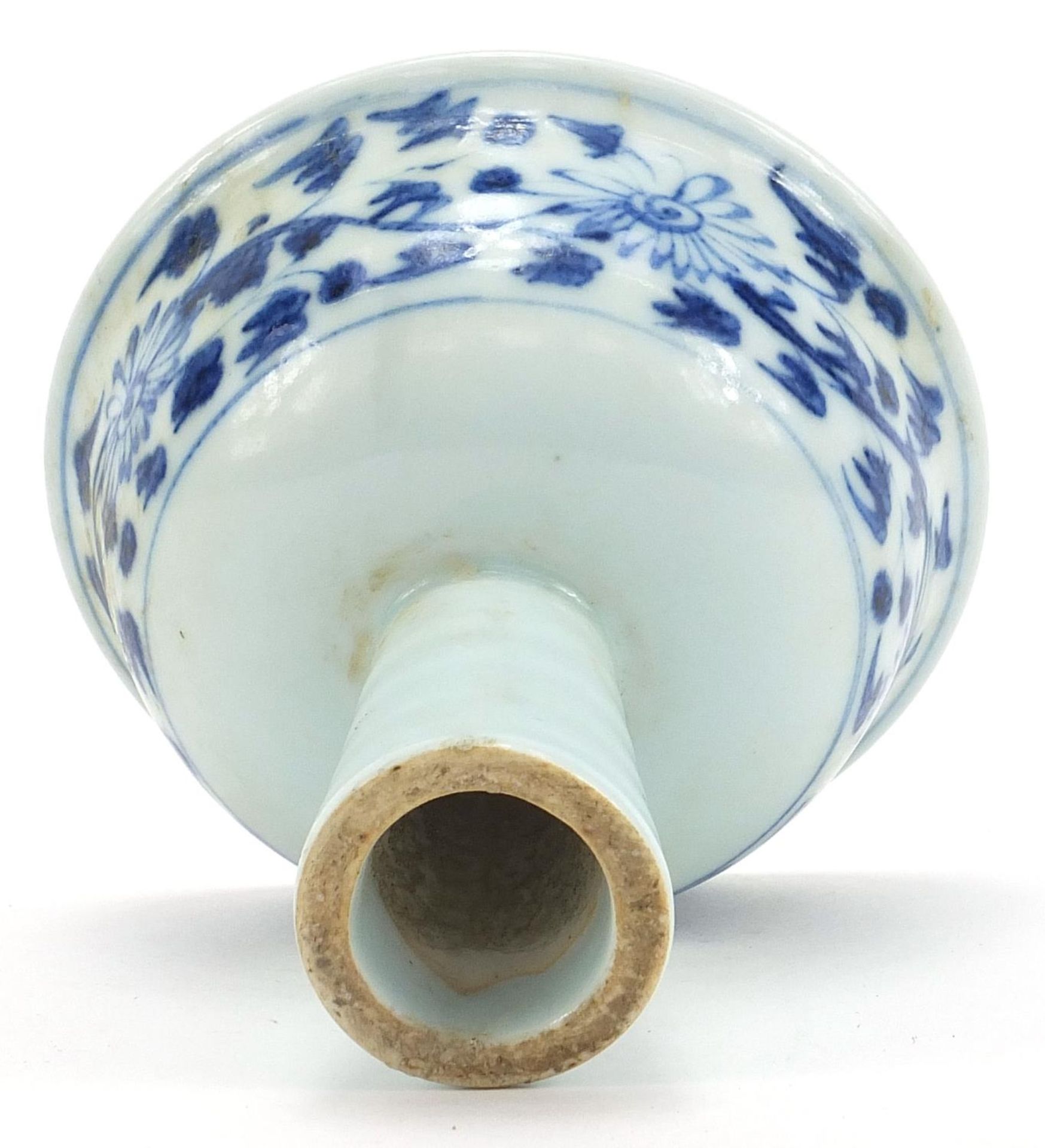 Chinese blue and white porcelain stem bowl hand painted with flowers, 9cm high x 10cm in diameter : - Bild 6 aus 7