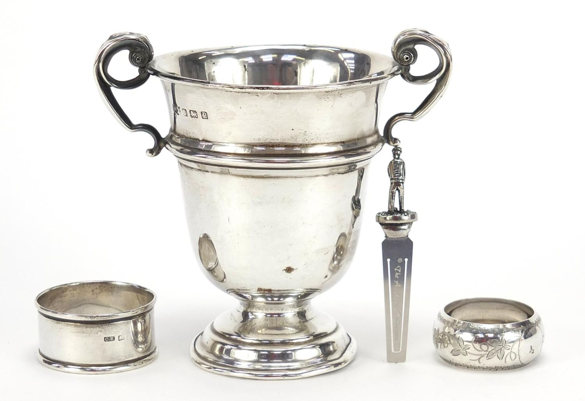 Golfing interest silver trophy with twin handles, two silver napkin rings and a bookmark, the trophy - Bild 3 aus 4