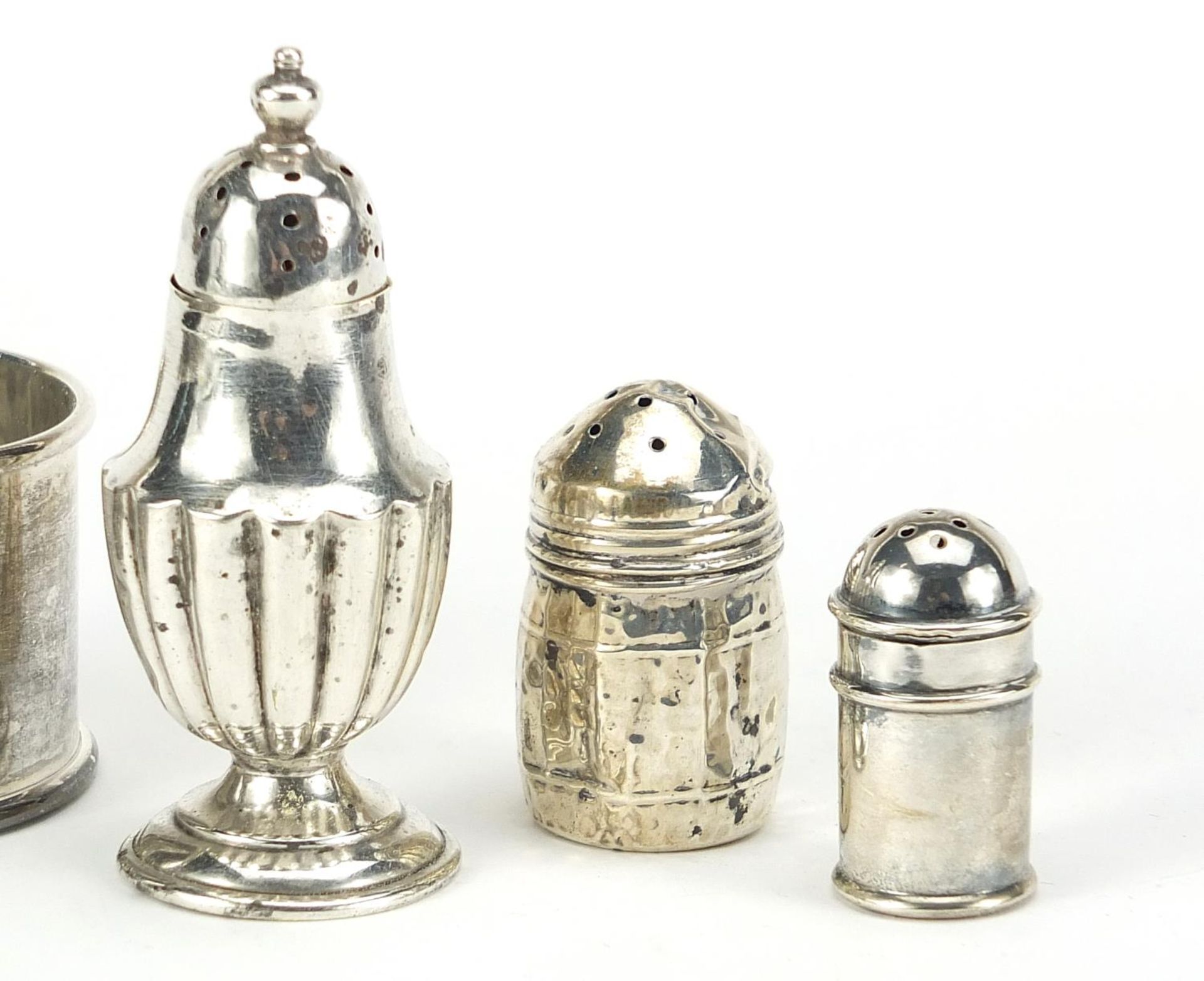 Victorian and later silver objects including a napkin ring embossed with Putti and miniature - Bild 3 aus 7