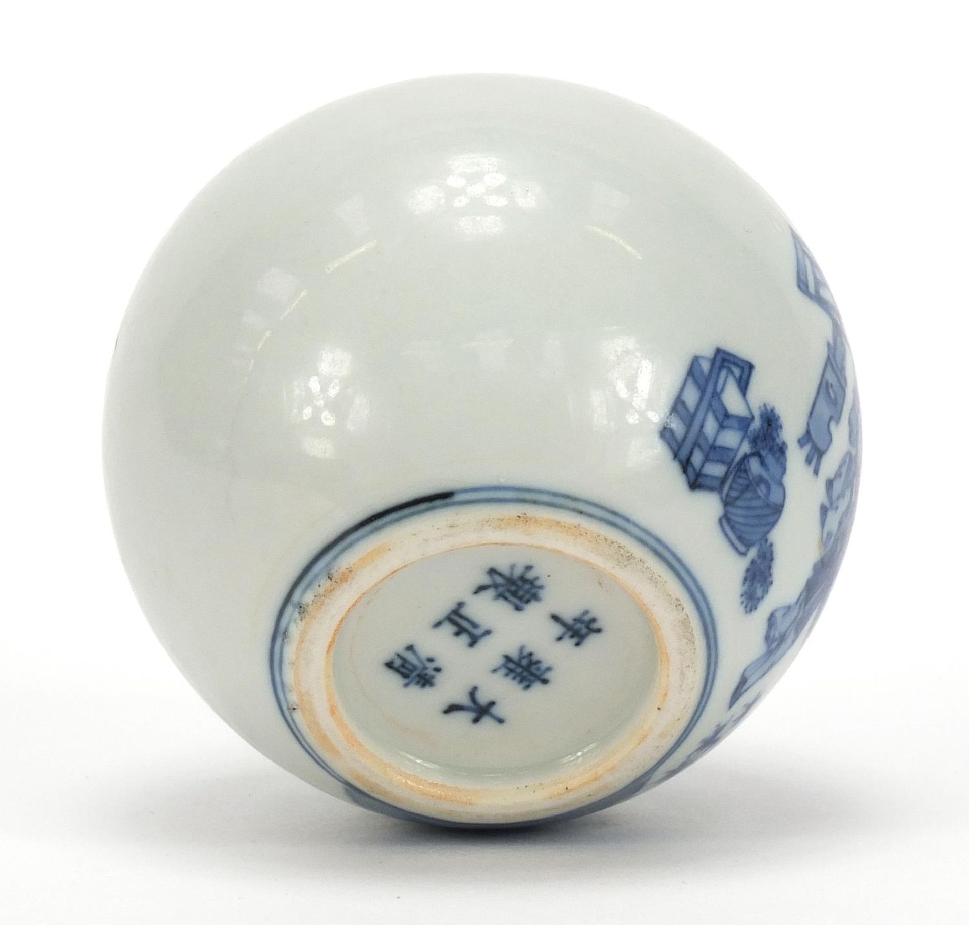 Chinese blue and white with iron red porcelain vase hand painted with figures in a palace setting, - Bild 6 aus 8