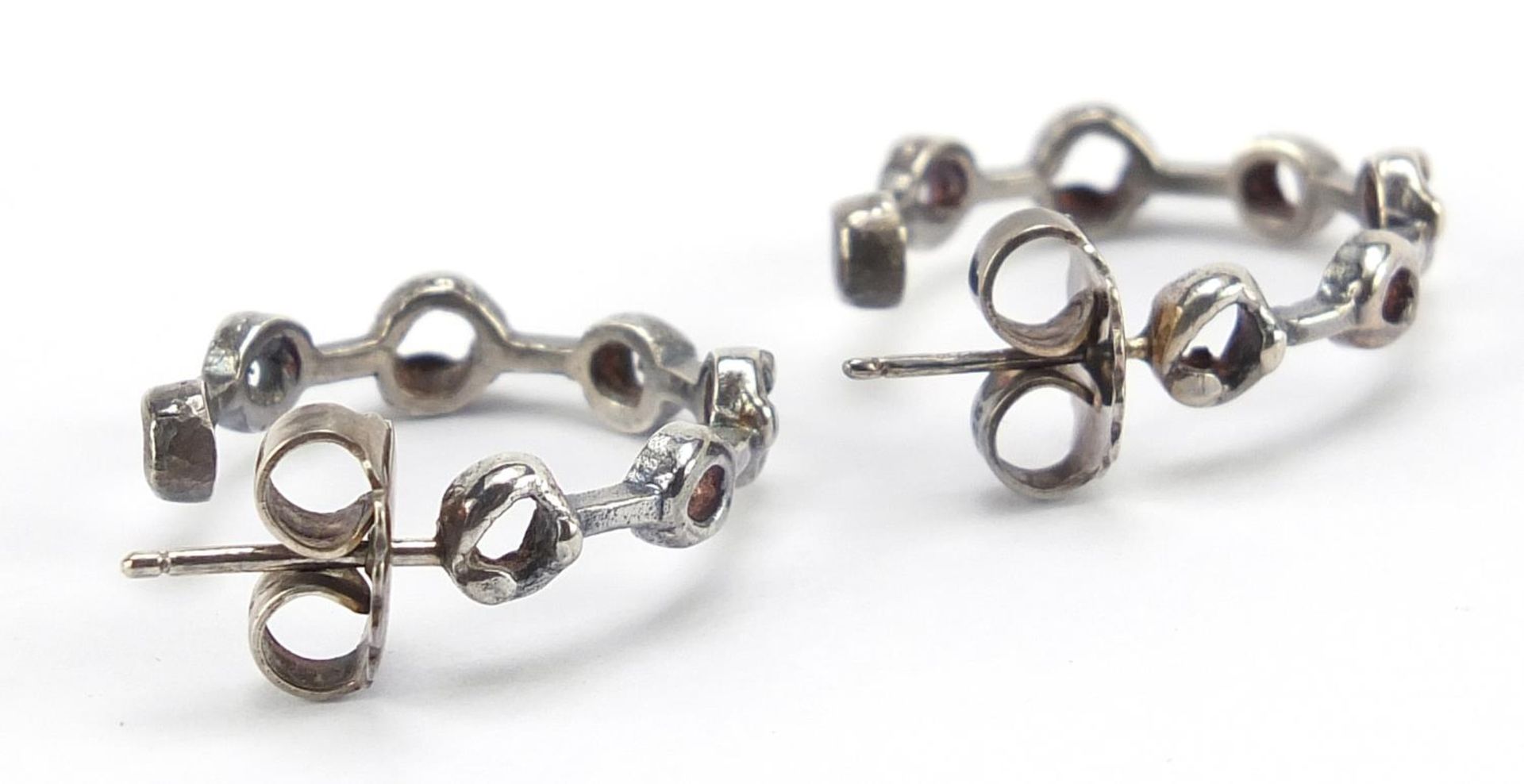 John Donald, pair of Modernist silver hoop earrings, 2cm in diameter, 5.2g :For Further Condition - Bild 3 aus 3